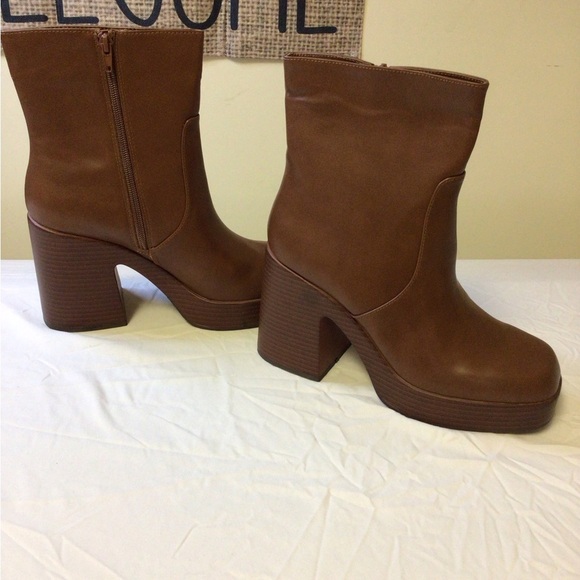Wild Pair Brown Heeled Boots with Chunky Heel - Picture 4 of 7